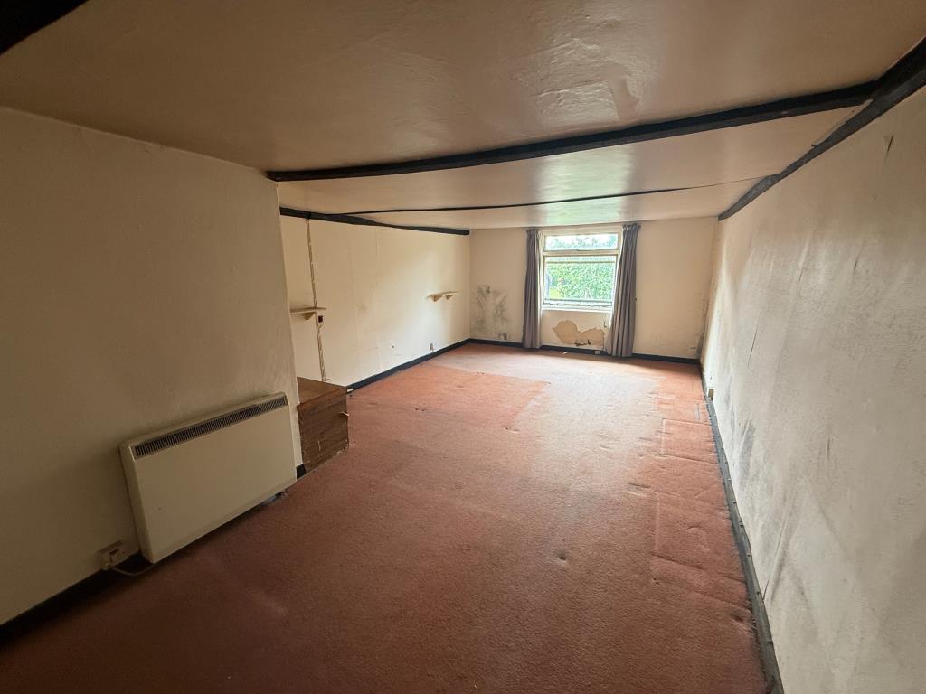 Lot: 98 - FREEHOLD CONVENIENCE STORE INVESTMENT AND VACANT SEVEN-BEDROOM HOUSE FOR REFURBISHMENT - Room